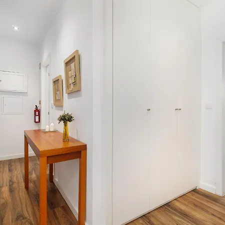 Apartment Whome Cozy Steps Away From The Train Station