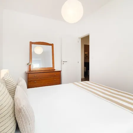Whome Cozy Steps Away From The Train Station Apartment *