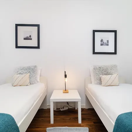 Whome Cozy Steps Away From The Train Station Apartment